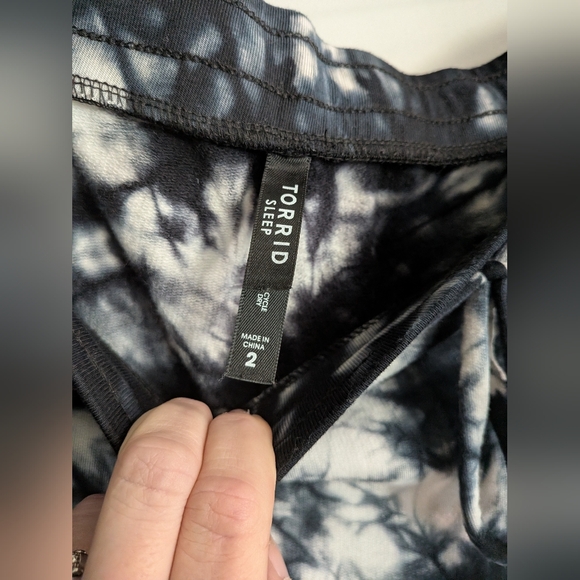 Torrid Sleep Leggings Dream Fleece Tie Dye Black & White 2 2x 18 20 #A59381 - Picture 3 of 4